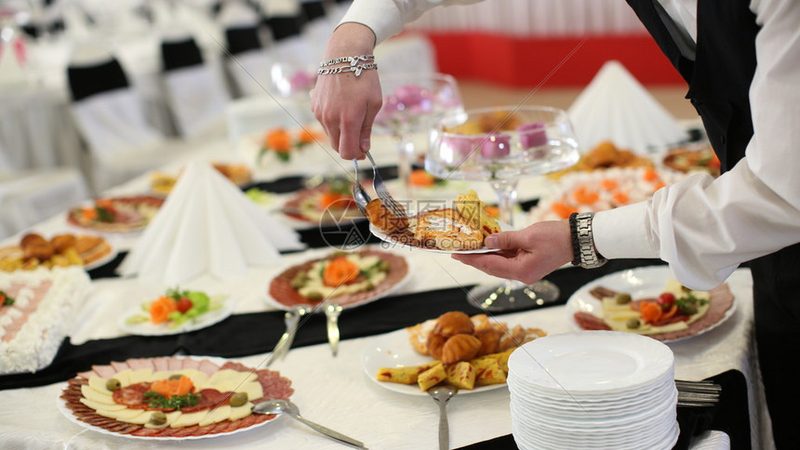 食品批发与零售：客户群体差异解析